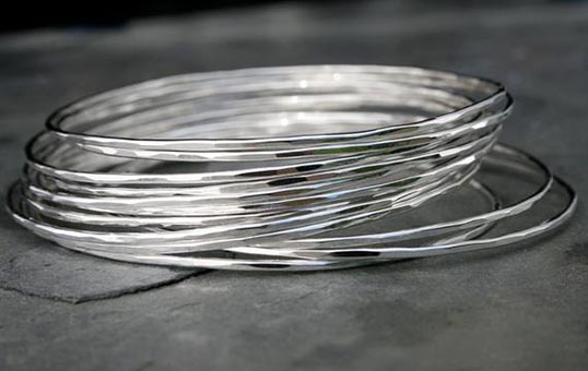 silver-bangles-polishing