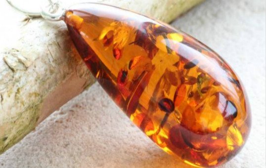 amber-pendant-polishing